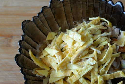 1. Этап. Салат Загадка для гостей: Остывшие яичные блинчики режем полосками или кусочками, кладём в салат.