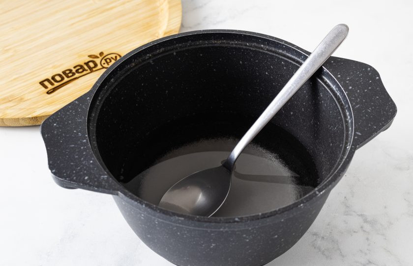 1. Этап. Лимонад из фейхоа: Вскипятите 200 мл. воды с сахаром. Проварите, пока сахар полностью не растворится. Затем остудите сироп до комнатной температуры.