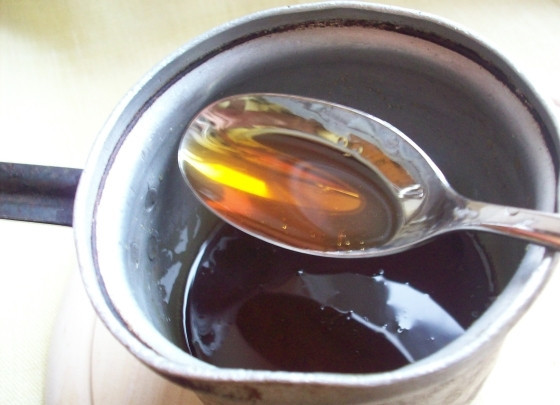 1. Этап. Сахарный петушок на палочке: 3. Отправляем все на маленький огонь, кипятим до появления янтарного цвета (важно не перегреть до темно-коричневого, иначе конфеты будут горькими).