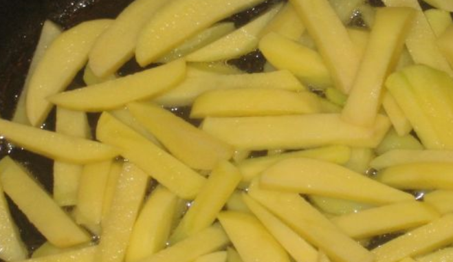 1. Этап. Шаверма в лаваше: Картофель промойте, очистите и нарежьте соломкой. Обжарьте картофель на растительном масле примерно 15 минут.