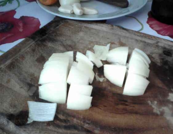 1. Этап. Кабачки тушеные с чесноком: Нарезать лук.