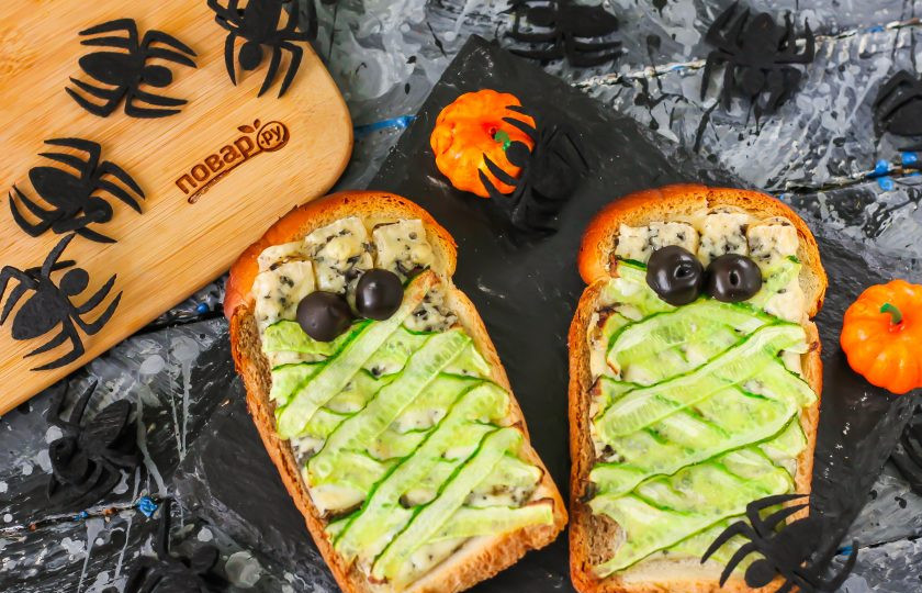 1. Этап. Мини-пицца Мумия: Подайте закуску в соответствующем образе, разложив рядом атрибуты для этого страшного праздника.