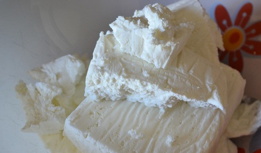 1. Этап. Курино-творожный торт: Мягкий творог смешать с пластовым творогом.