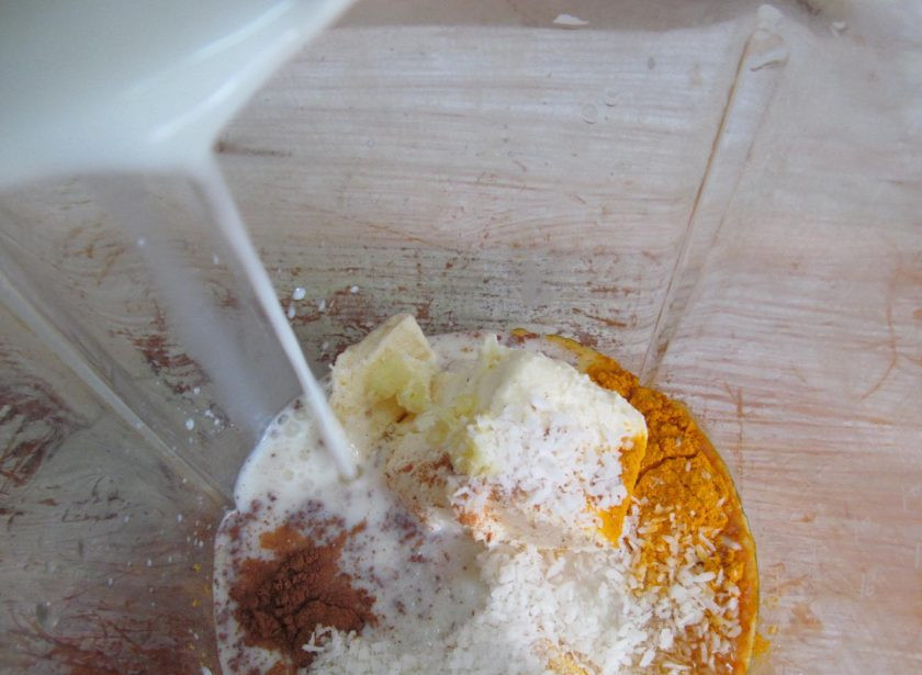 1. Этап. Молочный коктейль Золотой: Влейте молоко.