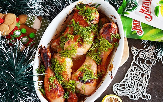 1. Этап. Куриные голени в глазури: Запекайте в разогретой до 180 градусов духовке в течение одного часа. Через 30 минут после начала запекания смажьте голени оставшимся маринадом. Перед подачей посыпьте зеленью.