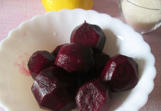 1. Этап. Свекольный джем: Продукты для приготовления. Свеклу заранее запечь или отварить, слегка остудить и очистить. По рецепту вино красное или белое, без конкретных уточнений, у меня здесь белое полусладкое, мускат.