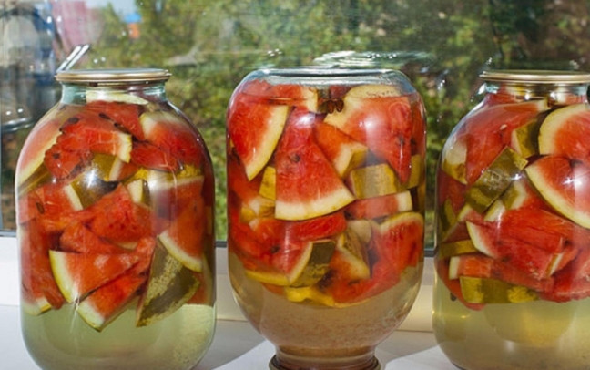 1. Этап. Арбузы в банках вкусные: 2. Дальше сливаем воду в кастрюлю, добавим в нее сахар и соль, вскипятим, выключим огонь, добавим уксус и быстро перемешаем. Заливаем этим рассолом наши арбузы, закрываем банки на зиму. Банки лучше закатывать металлическими крышками, но можно и просто закупорить плотными полиэтиленовыми крышками.