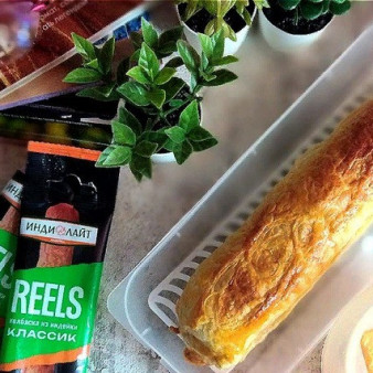 Слойки с колбасками и сыром