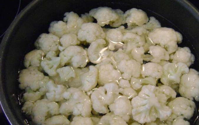 1. Этап. Цветная капуста с грибами в духовке: Цветную капусту разобрать на соцветия и отварить в кипящей подсоленной воде 6-7 минут.