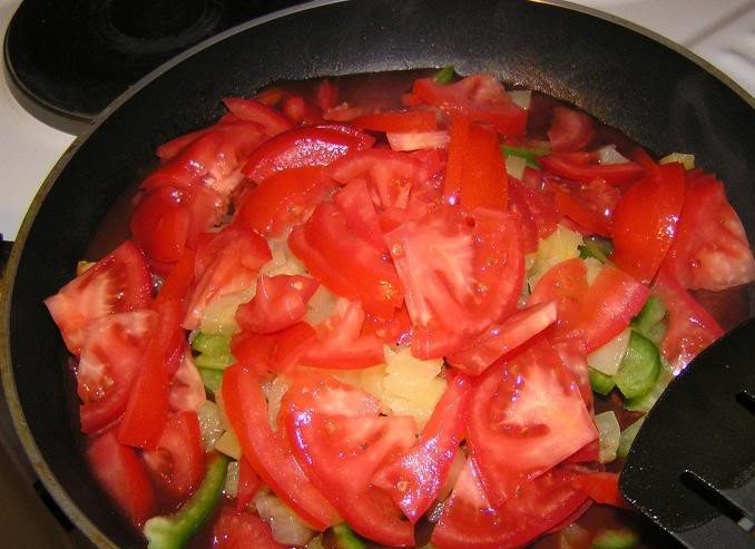 1. Этап. Курица по-китайски с ананасами: Затем отправляем в сковородку нарезанные помидоры и ананас.