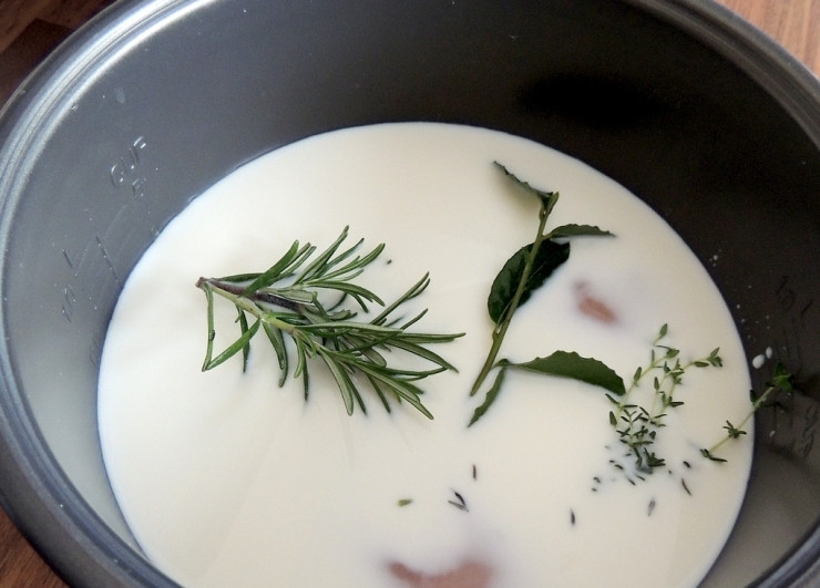 1. Этап. Курица в молоке в мультиварке: Выкладываем его в чашу мультиварки, заливаем молоком, добавляем травки и соль по вкусу.