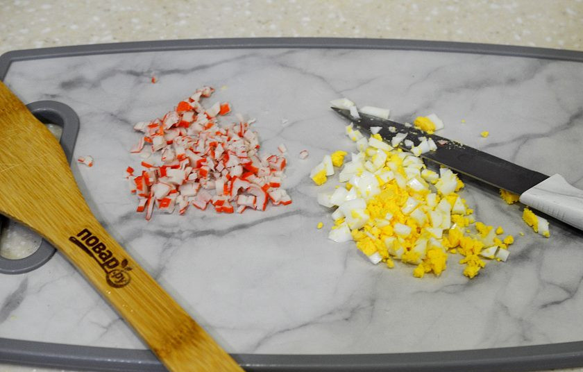 1. Этап. Закуска Колокольчики: 3. Яйца и крабовое мясо мелко нарежьте.