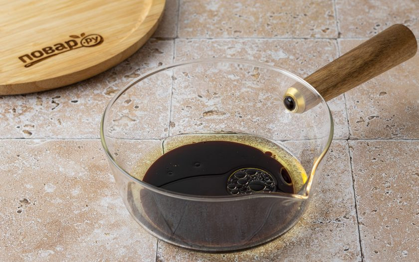 1. Этап. Соус Унаги: Смешайте в сотейнике соевый соус, мед и растительное масло. На небольшом огне начните нагревать.