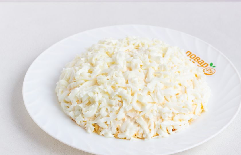 1. Этап. Салат Бусы на снегу: Последний слой - натертые на крупной терке яичные белки.