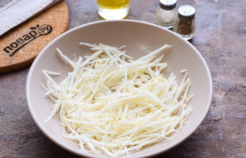 1. Этап. Салат с сельдереем и сыром: Сельдерей очистите, вымойте и просушите. После сельдерей натрите тонкой длинной стружкой, можно использовать терку для корейской моркови.