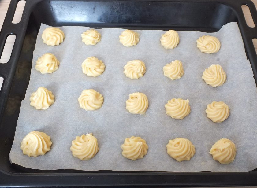 1. Этап. Профитроли с курицей: Разогрейте духовку до 180 градусов. Поставьте выпекаться профитроли на 30 минут.