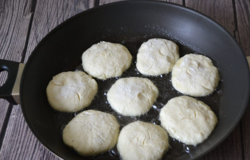 1. Этап. Сырники из рикотты: Обжарьте сырники с двух сторон на хорошо разогретой сковороде на среднем огне с добавлением растительного масла.