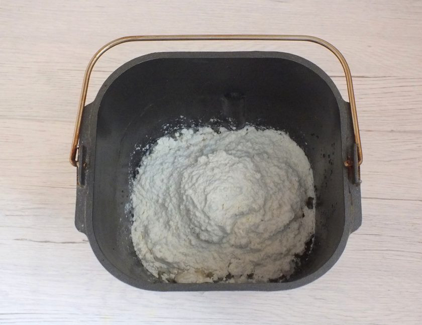 1. Этап. Фокачча в хлебопечке: В ведерко хлебопечки вылейте дрожжевую смесь. Всыпьте муку. Включите режим 