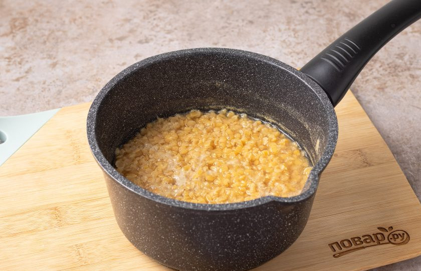 1. Этап. Крем-суп из красной чечевицы: В сотейник добавьте промытую красную чечевицу и влейте овощной бульон или воду. Доведите до кипения и готовьте 10 минут на среднем огне.