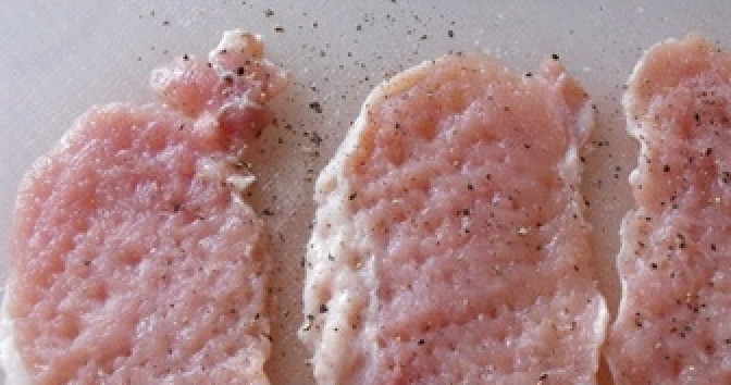 1. Этап. Отбивные из свинины на сковороде в кляре: 2. Мясо нарежем кусочками и отобьем с двух сторон. Натираем специями.