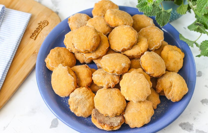 1. Этап. Пряники на жжёном сахаре: Выложите испеченные пряники на тарелку и дайте им остыть.