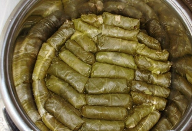 1. Этап. Армянские голубцы: 1. Варим рис, баранину моем и нарезаем кусочками. Чистим лук, моем зелень и нарезаем мелко. Баранину с луком перекручиваем через мясорубку, добавляем мелко рубленную зелень, солим и перчим, в ступке измельчаем зиру и добавляем ее к фаршу, соединяем с рисом, добавляем сливочное растопленное масло.