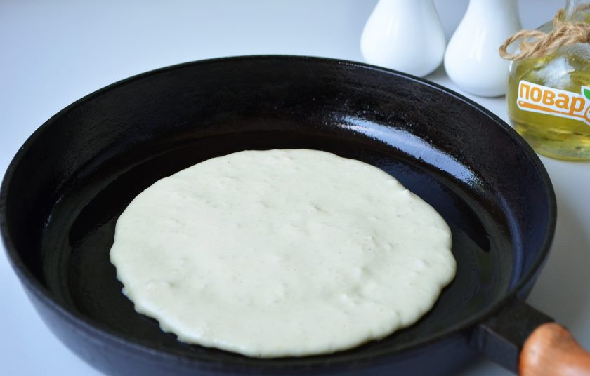 1. Этап. Блины из цветной капусты на кефире: 5. Разогрейте хорошо сковороду (чугунная отлично подходит для жарки блинов). Раскаленную поверхность сковороды смажьте маслом с помощью кисточки, половником наливайте тесто. Чтобы было удобно переворачивать, блины я жарю в большой сковороде, не доходя до края по пару см, чтобы переворачивая не повредить блин, они ведь не тонкие.
