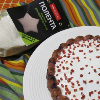 Творожный кекс с ягодами и полентой