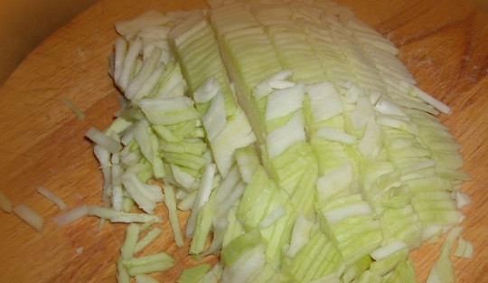 1. Этап. Студенческий салат: 1. Капусту нашинкуйте мелко и выложите в глубокий салатник.