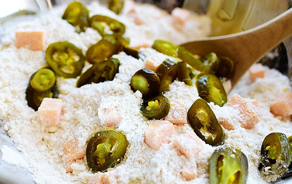 1. Этап. Песочные сконы с сыром и перцем: 4. Добавьте также измельченный перец.