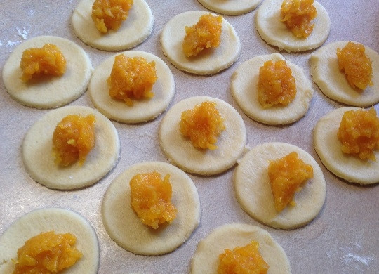 1. Этап. Печенье Уши Амана: 9. В центр каждого кружочка выкладываем по чайной ложке начинки из кураги.