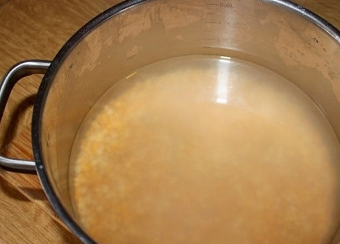 1. Этап. Суп гороховый с копченостями: Горох замочим минут на 30 в холодной воде.