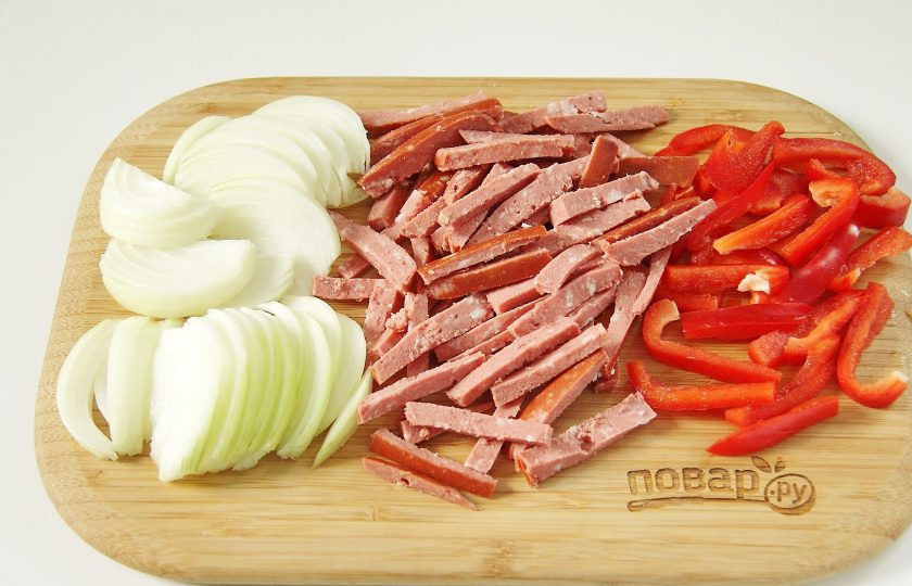 1. Этап. Картофель с копченой колбасой: Тем временем нарежьте соломкой колбасу и болгарский перец. Лук нарежьте перьями или полукольцами.