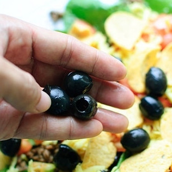 1. Этап. Салат Тако: 8. По желанию, выложите на салат маслины без косточек. Салат 