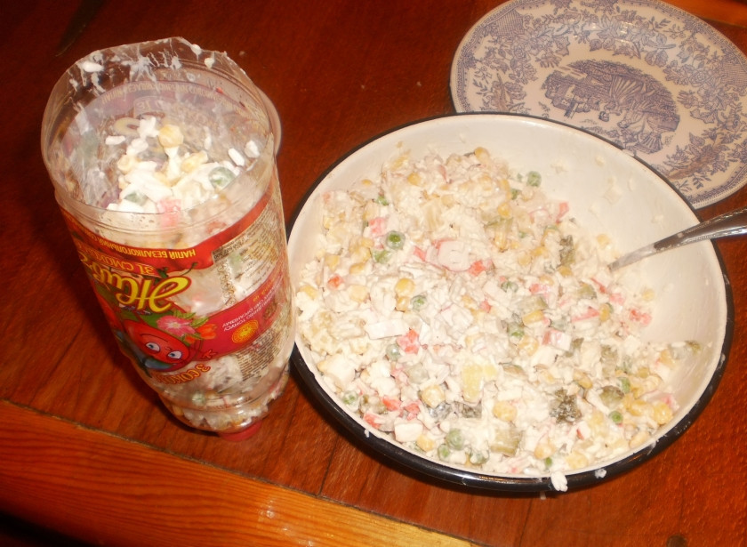 1. Этап. Постный салат с крабами: 2. Заправим выбранной заправкой, пробуем на вкус и по необходимости еще добавим немного специй. Чтобы красиво выложить, я салат утрамбовываю в обрезанную бутылку и затем акуратно переворачиваю.