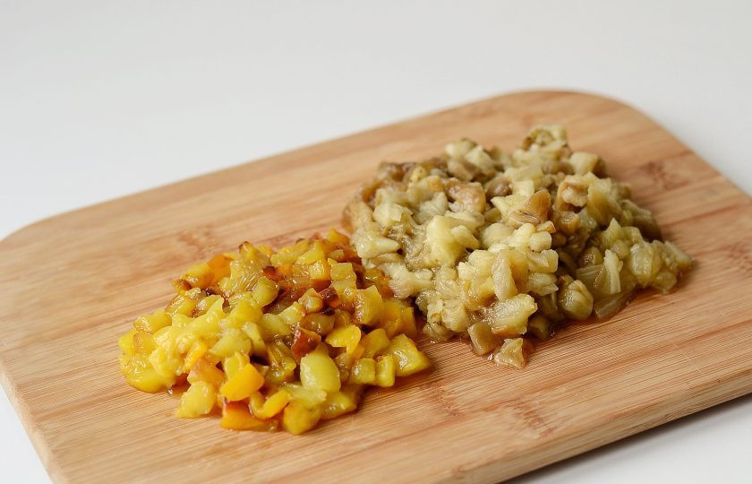 1. Этап. Баклажанная икра по-одесски: Перец и баклажан очистите от кожицы, затем нарежьте на мелкие кубики.