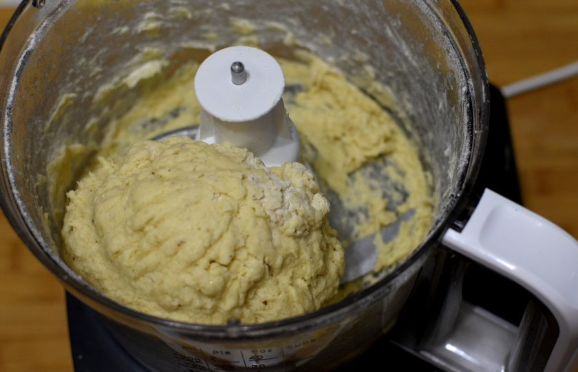 1. Этап. Хрустящий рулет с безе и орехами: Добавьте желтки и сметану, пробейте тесто до собирания в шар. Охладите тесто в холодильнике минут 15.