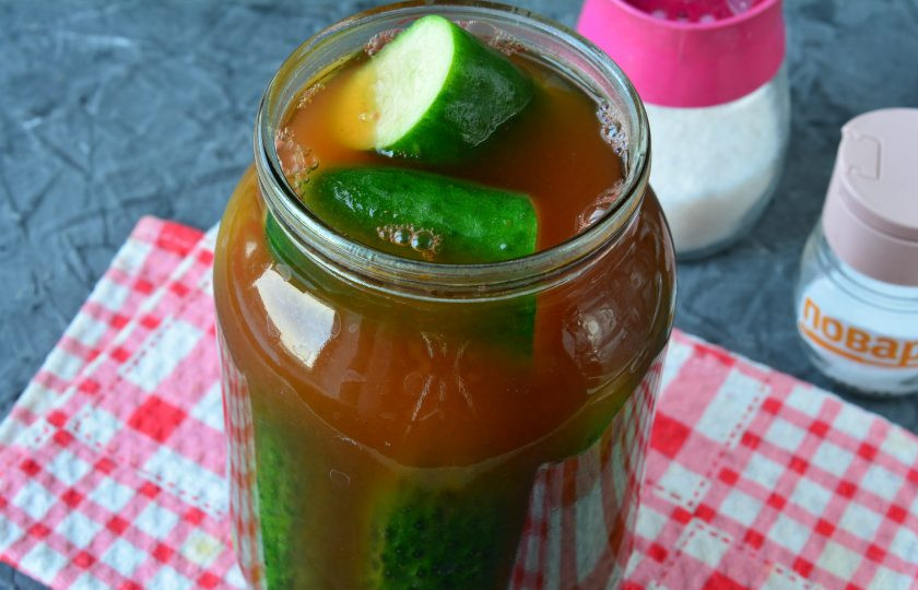 1. Этап. Огурцы в остром соусе на зиму: Залейте огурцы в банках маринадом.