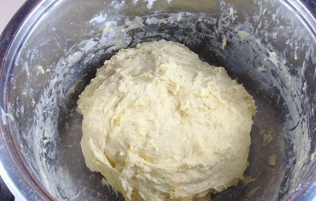 1. Этап. Перемяч: В приготовленную смесь добавляем опару и перемешиваем. Переливаем все в кастрюлю и начинаем постепенно всыпать муку и замешивать тесто. Когда мешать ложкой станет тяжело, перекладываем тесто на стол, присыпанный мукой, и продолжаем замешивать вручную. Готовое тесто опять перекладываем в кастрюлю, накрываем ее полотенцем и ставим в тепло на час. По истечении времени тесто необходимо хорошенько обмять и опять убрать в тепло на часик.