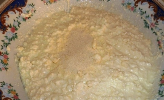 1. Этап. Запеканка в мультиварке Филипс: Добавьте к получившейся массе манную крупу. Снова перемешайте и оставьте минут на пять, чтобы манка набухла.