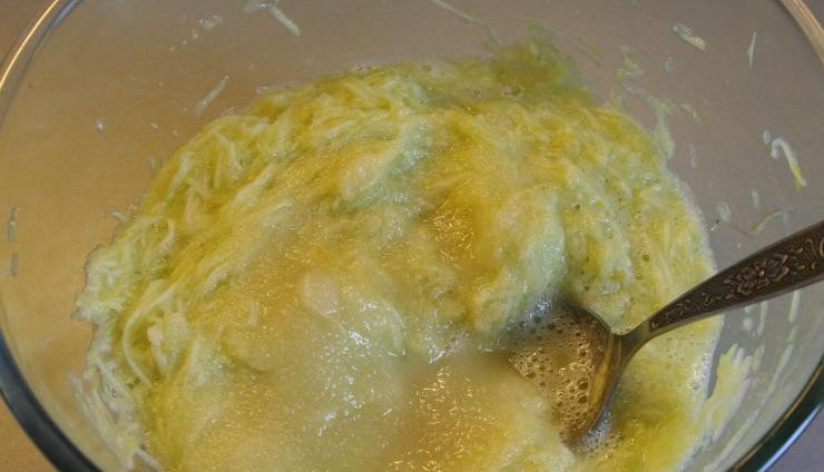 1. Этап. Кабачковые оладьи сладкие: Высыпьте к кабачкам с яйцом сахар. Если вы хотите, чтобы оладьи были очень сладкими, то можете увеличить количество сахарного песка на свое усмотрение.