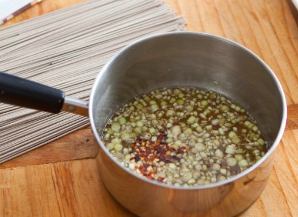 1. Этап. Cалат с огурцом: Теперь приготовим заправку: лимонную траву измельчим, добавим к ней мед, уксус, лимонный сок. Выльем все в сотейник и нагреем. Нужно, чтобы мед растворился. Затем туда добавим хлопья перца.