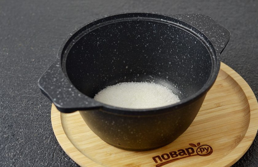 1. Этап. Карамелизированные помидоры: В кастрюле с толстым дном соедините сахар и воду. Уварите до состояния густой карамели коричневого цвета. Постоянно помешивайте.