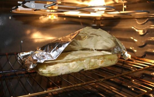 1. Этап. Картофельная запеканка с двумя видами сыра: Накройте противень фольгой, отправьте в разогретую до 180 градусов духовку на 35 минут. Затем снимите фольгу и подержите запеканку еще 10 минут в духовке.