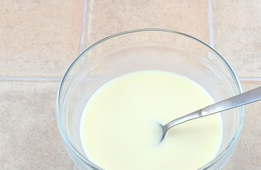 1. Этап. Пирог из песочного теста с замороженными ягодами: А теперь займитесь заливкой. В миске перемешайте молоко с крахмалом и сгущёнкой.