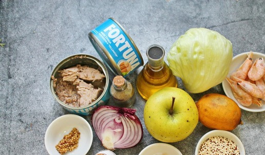 1. Этап. Салат с тунцом, киноа и креветками: Подготовьте все необходимые ингредиенты для приготовления салата с тунцом, киноа и креветками. Салат вымойте и обсушите.