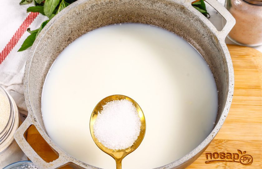 1. Этап. Манная каша для ребенка: Всыпьте щепотку соли и сахарный песок. Если готовите соленую манную кашу, то увеличьте норму соли и удалите сахар из списка ингредиентов.