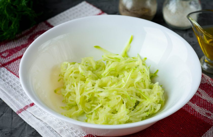 1. Этап. Оладьи из кабачков и помидоров: Натрите кабачки на терке.