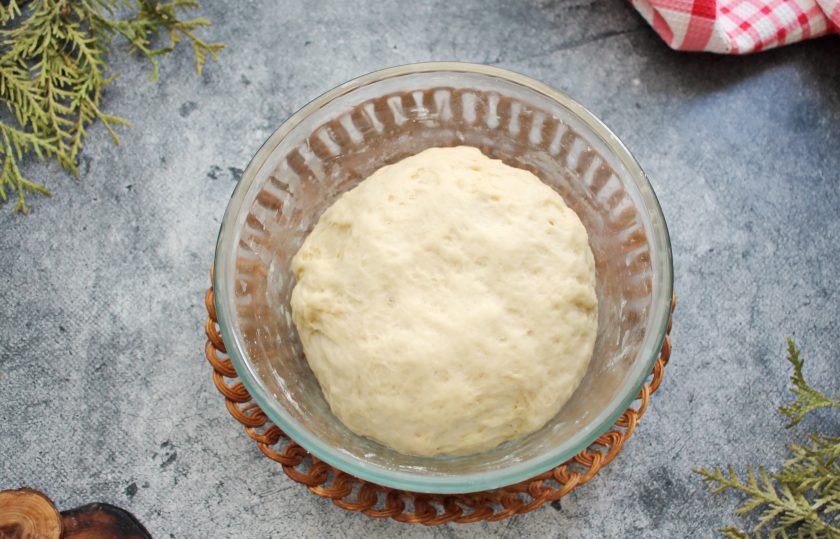 1. Этап. Пирожки жареные во фритюре с мясом: В дрожжевую массу просейте частями муку и замесите мягкое, немного липкое тесто. Сформируйте тесто в шар, выложите в миску и накройте. Оставьте тесто в теплом месте на 5-10 минут.