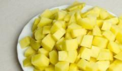 1. Этап. Овощное рагу с картофелем и капустой: Очищенный картофель режем на крупные кубики.